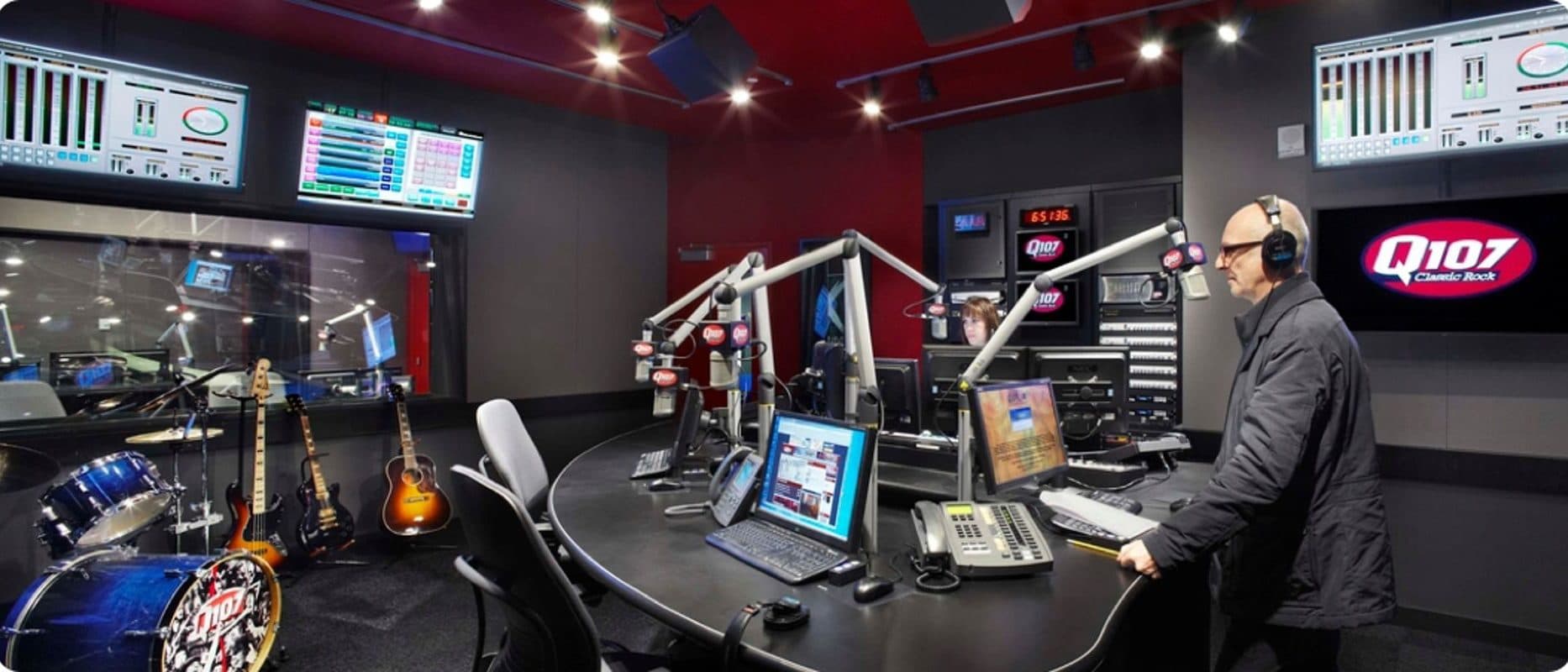 Q107 Radio Set