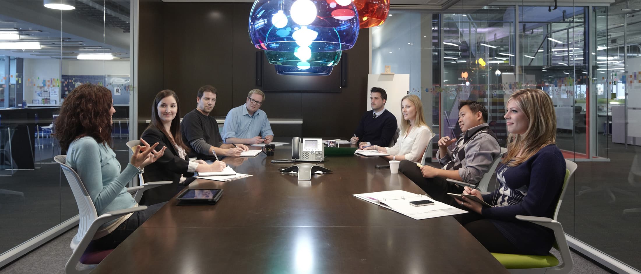People sitting in the newsroom and discussing a topic