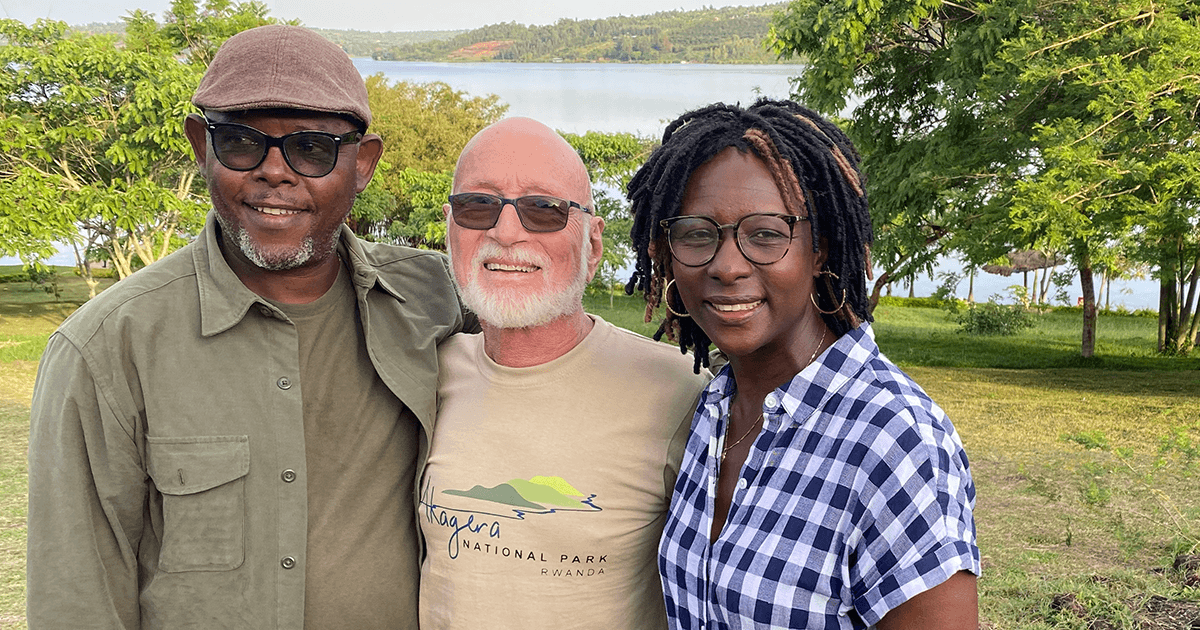 Patrick Norman aux côtés de Jean Pierre Sagahutu et de Marie-Josée Gicali, deux survivants du génocide.